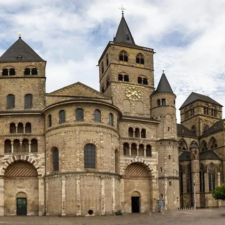 Trier-ferienwohnung Mit 2 Schlafzimmern, 2 Baeder, Moderne Kueche, 2 Badezimmer, Laube- Zentral In *