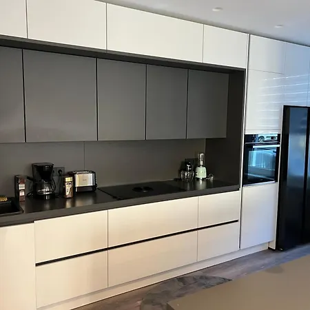 Trier-ferienwohnung Mit 2 Schlafzimmern, 2 Baeder, Moderne Kueche, 2 Badezimmer, Laube- Zentral In *