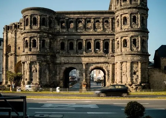 Trier-ferienwohnung Mit 2 Schlafzimmern, 2 Baeder, Moderne Kueche, 2 Badezimmer, Laube- Zentral In *
